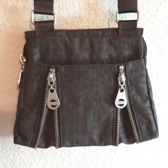 Baggallini NEW Tokyo Mini Brown Leopard Print Zipper Chrome Turn-Lock Crossbody - Picture 3 of 12